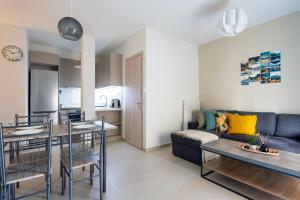 una sala de estar con un sofá y una mesa en Theia 1-Bedroom Apartment in Athens, en Atenas