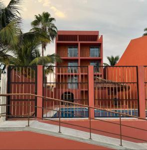 - un bâtiment avec une piscine en face dans l'établissement HOTEL AURELIA, à San Patricio - Melaque