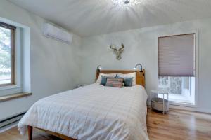 Ένα ή περισσότερα κρεβάτια σε δωμάτιο στο Spacious Hotchkiss Home with Stunning Mountain Views