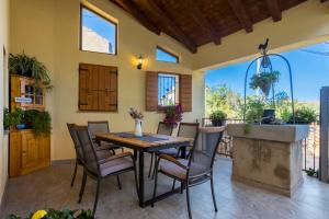 - une salle à manger avec une table et des chaises dans l'établissement Holiday Home Svjetlana, à Risika