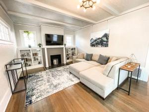 ein Wohnzimmer mit einem Sofa und einem Kamin in der Unterkunft Stunning remodeled Downtown dream home! in Colorado Springs