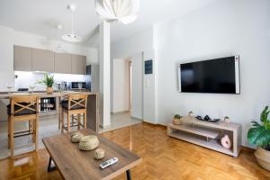 cocina y sala de estar con mesa y TV en Astrea 1- Bedroom Apartment in Athens en Athens