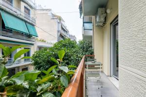 un balcón de un edificio con plantas en Astrea 1- Bedroom Apartment in Athens, en Atenas