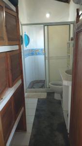 La petite salle de bains est pourvue d'une douche et de toilettes. dans l'établissement Luna del Mar, à San Silvestre