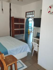 San Silvestre的住宿－Luna del Mar，一间卧室配有一张床、一张桌子和一张书桌