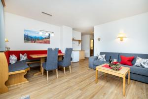 ein Wohnzimmer mit einem Sofa und einem Tisch in der Unterkunft Pension Kreuzer in Flachau