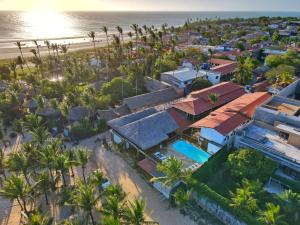 uma vista aérea de um resort com palmeiras em Mini Hotel em Jericoacoara