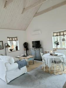 Posezení v ubytování Mysigt hus i liten by nära havet + 12 fotografií