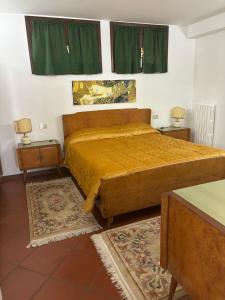 - une chambre avec un grand lit et des rideaux verts dans l'établissement VILLA ISELLA, à San Venanzio