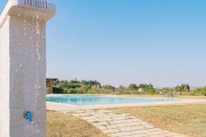 Der Swimmingpool an oder in der Nähe von La volpe e l'uva Dimore