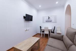 sala de estar con sofá y mesa en Apartamento Playa La Caleta, en Cádiz