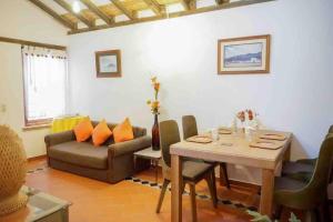ein Wohnzimmer mit einem Tisch und einem Sofa in der Unterkunft VILLA CHARLOTTE 1 en colombia in Villa de Leyva