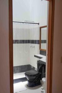 ein Bad mit einem WC und einem Waschbecken in der Unterkunft VILLA CHARLOTTE 1 en colombia in Villa de Leyva