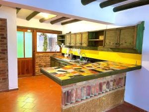 eine Küche mit einer farbenfrohen Arbeitsplatte in einem Zimmer in der Unterkunft Villa charlotte 3 en colombia in Villa de Leyva