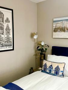 安斯特拉瑟的住宿－Sea Breeze，卧室配有一张床,墙上挂着一幅画