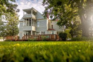 una casa grande con una terraza en el césped en Walnut Street Inn en Springfield