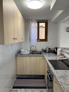 una cocina con fregadero y encimera en Geomar Penthouse, en Alicante