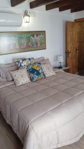 Una cama grande con almohadas en un dormitorio. en Geomar Penthouse, en Alicante 30 fotos más
