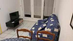 a bedroom with a bed and a tv in a room at Appartement T2 imm. La Villa d'Este in Digne-les-Bains