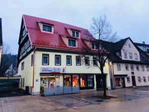 um edifício com um telhado vermelho numa rua em Historische Unterkunft 2 in Lorch em Lorch