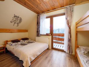 1 dormitorio con 1 cama con un caballo en la pared en Gazdówka na Mosornym Groniu, en Zawoja