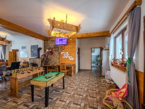 扎沃亚Gazdówka na Mosornym Groniu的带乒乓球桌的客厅 更多54张照片