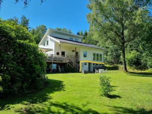 een wit huis met een grote tuin met een tuin bij Apartment Enebacken close Göteborg in Mölnlycke