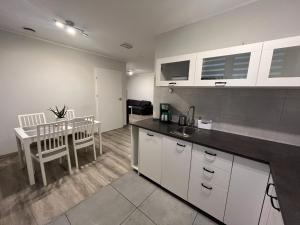 Kuchyň nebo kuchyňský kout v ubytování Apartamenty Na wzgórzu