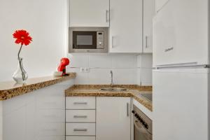 Kuchyňa alebo kuchynka v ubytovaní Vistamarina A108 by IVI Real Estate