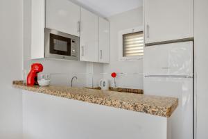 Kuchyňa alebo kuchynka v ubytovaní Vistamarina A108 by IVI Real Estate
