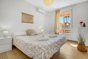 Posteľ alebo postele v izbe v ubytovaní Vistamarina A108 by IVI Real Estate + 15 fotografií