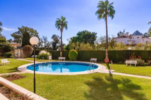 Bazén v ubytovaní Vistamarina A108 by IVI Real Estate alebo v jeho blízkosti
