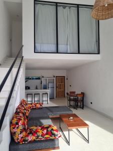 uma sala de estar com um sofá e uma mesa em Trio Villas Watamu em Watamu