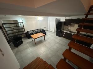 een woonkamer met een bank en een tafel bij Jaga Family Apartment air conditioner and free parking in Krakau +1 foto