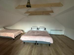twee bedden in een kamer met houten vloeren bij Jaga House in Krakow free parking in Krakau