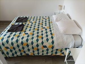 um quarto com uma cama com uma colcha branca em "La Clé dès Champs"-Meublé de Tourisme 3 étoiles -Résidence "Les Logis de Béziers"-Garage optionnel-Cœur de ville-Plages à 16km ! em Béziers