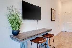 Unit 10 Maui Ohana Modern Studio的电视和/或娱乐中心