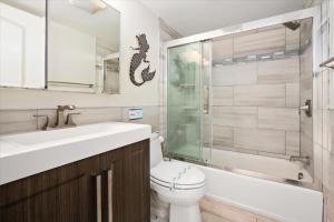 y baño con lavabo, aseo y ducha. en Oceanfront 2 Bedroom Modern Beach Condo w Pool en Ocean City