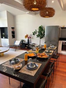 Volubilis Luxury Guest House في بوردو: طاولة عليها طعام في غرفة المعيشة
