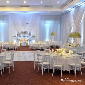 - une salle de banquet avec des tables et des chaises blanches dans l'établissement Santuario Diegueño, à Tecate