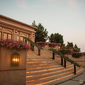 特卡特的住宿－Santuario Diegueño，一套带粉红色花卉和灯光的楼梯