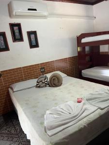 sypialnia z 2 łóżkami piętrowymi w pokoju w obiekcie Pesque pague pousada do Carlinho w mieście Pinheiral