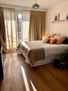 1 dormitorio con cama grande y ventana grande en Estudio en Palermo Hollywood en Buenos Aires