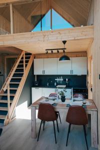 HopenにあるLofoten Cabinsのキッチン(木製テーブル、椅子2脚付) +11枚の写真