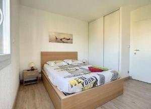 um quarto com uma cama grande num quarto em Appt lumineux avec terrasse cœur de ville 35 m² em Saint-Raphaël