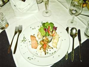 Makanan di atau di tempat lain dekat hotel