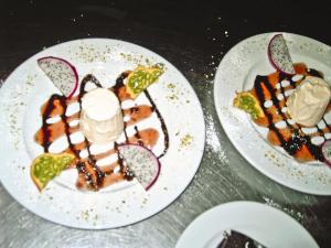 Makanan di atau di tempat lain dekat hotel