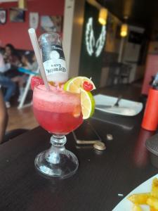 Hostería Quinta San Antonio في Nanegal: مشروب في زجاج جالس على طاولة