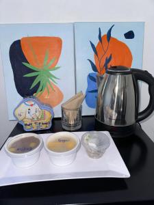 Peace Hut في نادي: طاولة مع غلاية الشاي وأوعية الطعام
