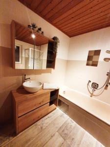 Kúpeľňa v ubytovaní LECHUFER, 80m2, Haushälfte mit privatem Eingang, Kaminofen, Terrasse, Garten + 24 fotografií